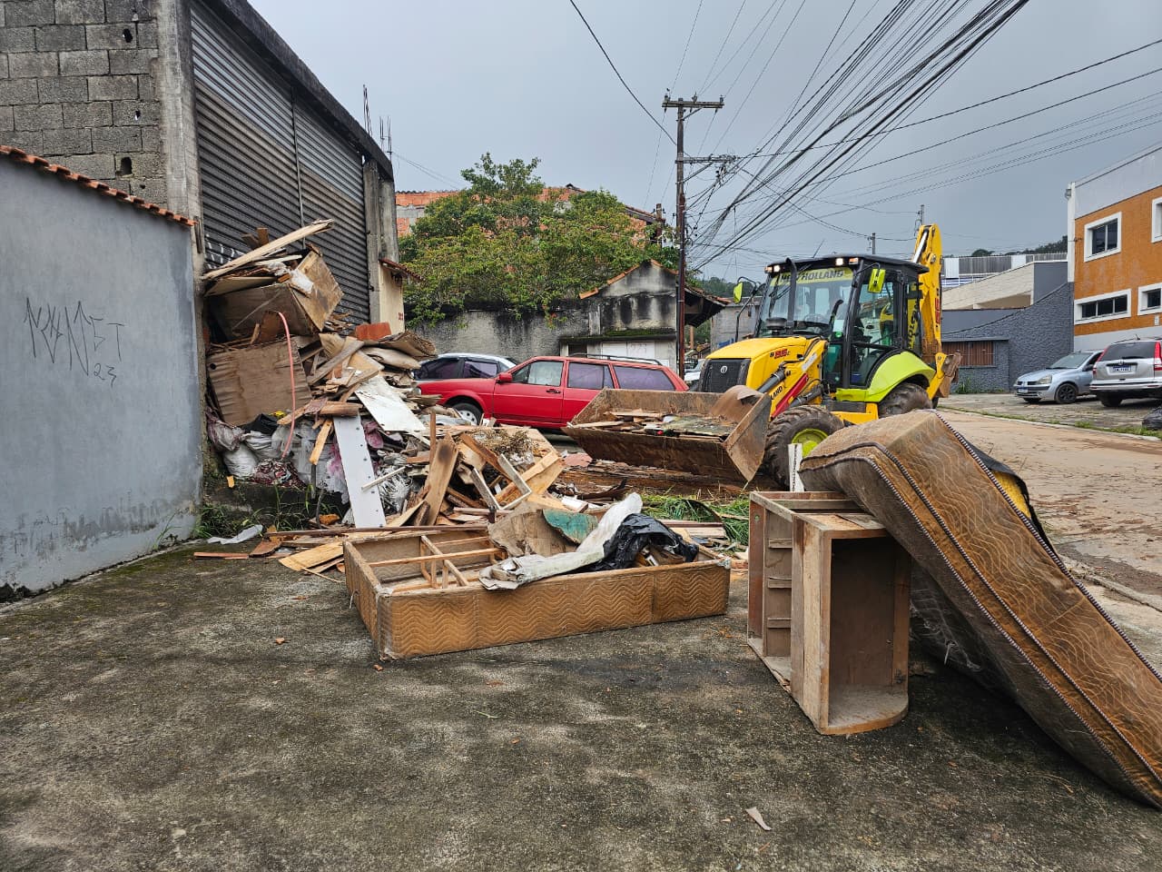 Prefeitura de Ribeirão Pires reforça importância do descarte correto de lixo para evitar enchentes