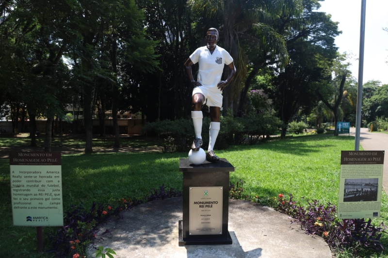 Estátua de Pelé está de volta ao Parque Ipiranguinha