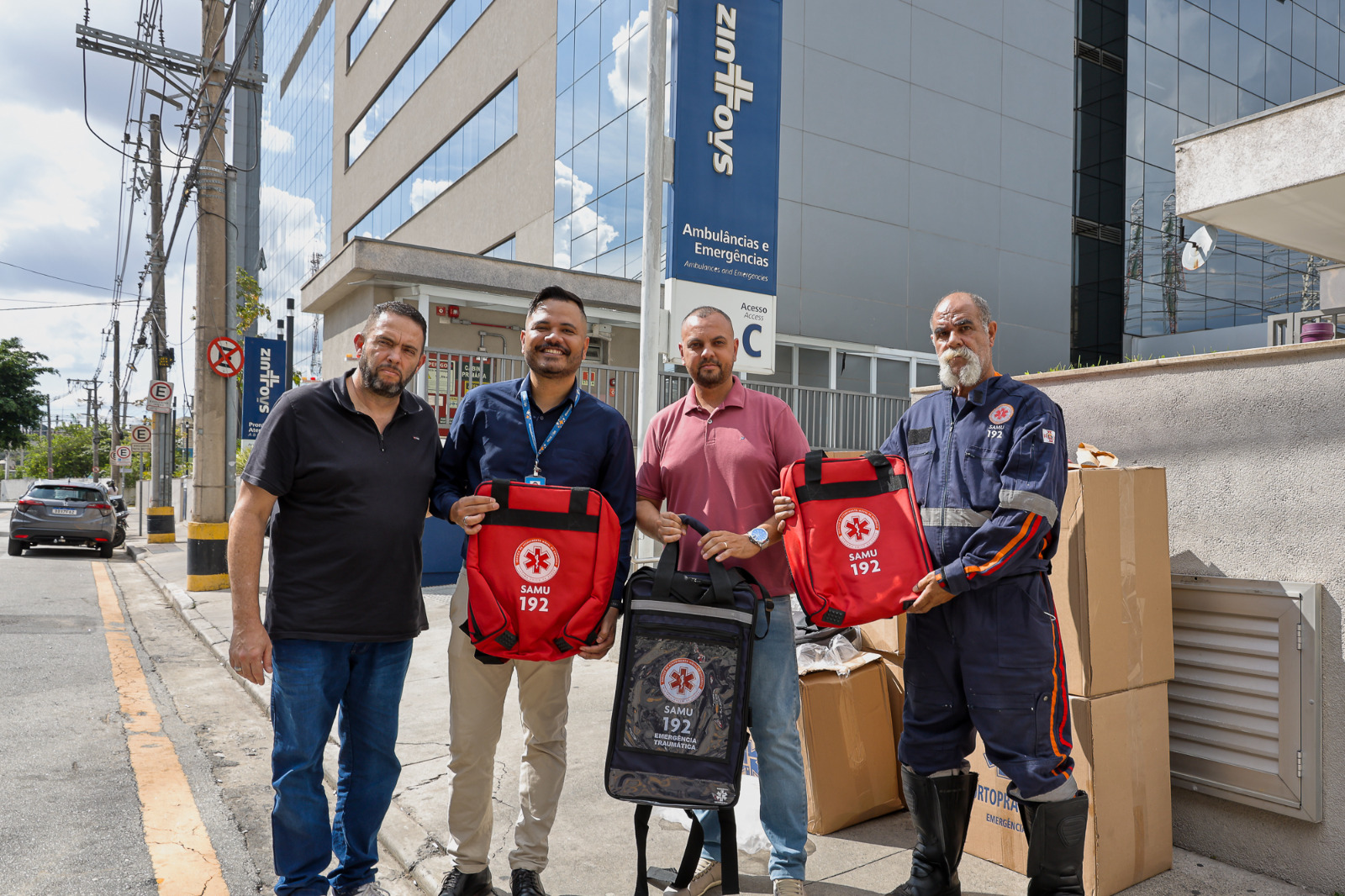 SAMU de São Caetano recebe doação de bolsas e mochilas para resgate do Hospital São Luiz