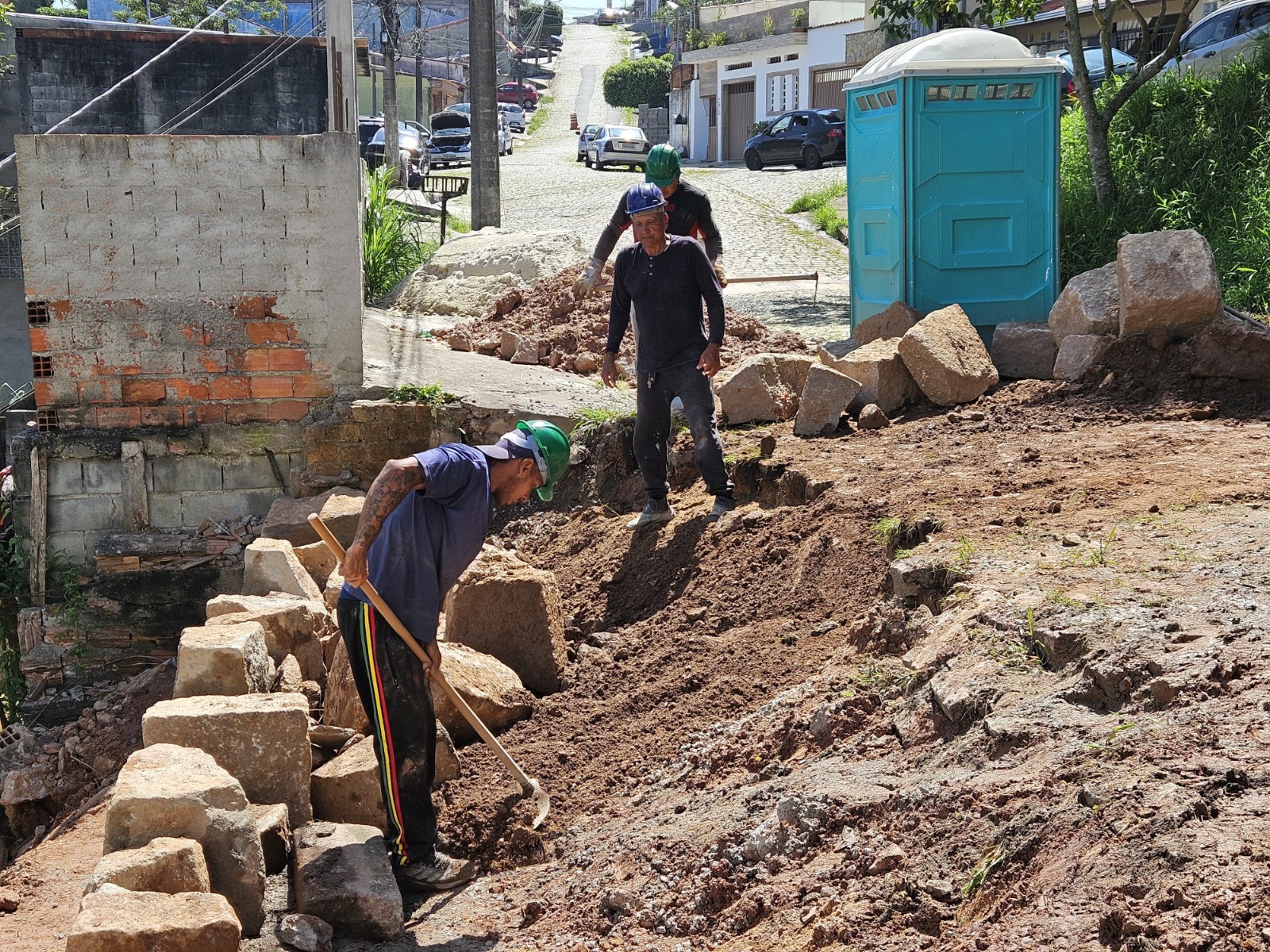 Ribeirão Pires inicia assentamento de pedras em muro de contenção na Rua Tropical, no Santa Luzia