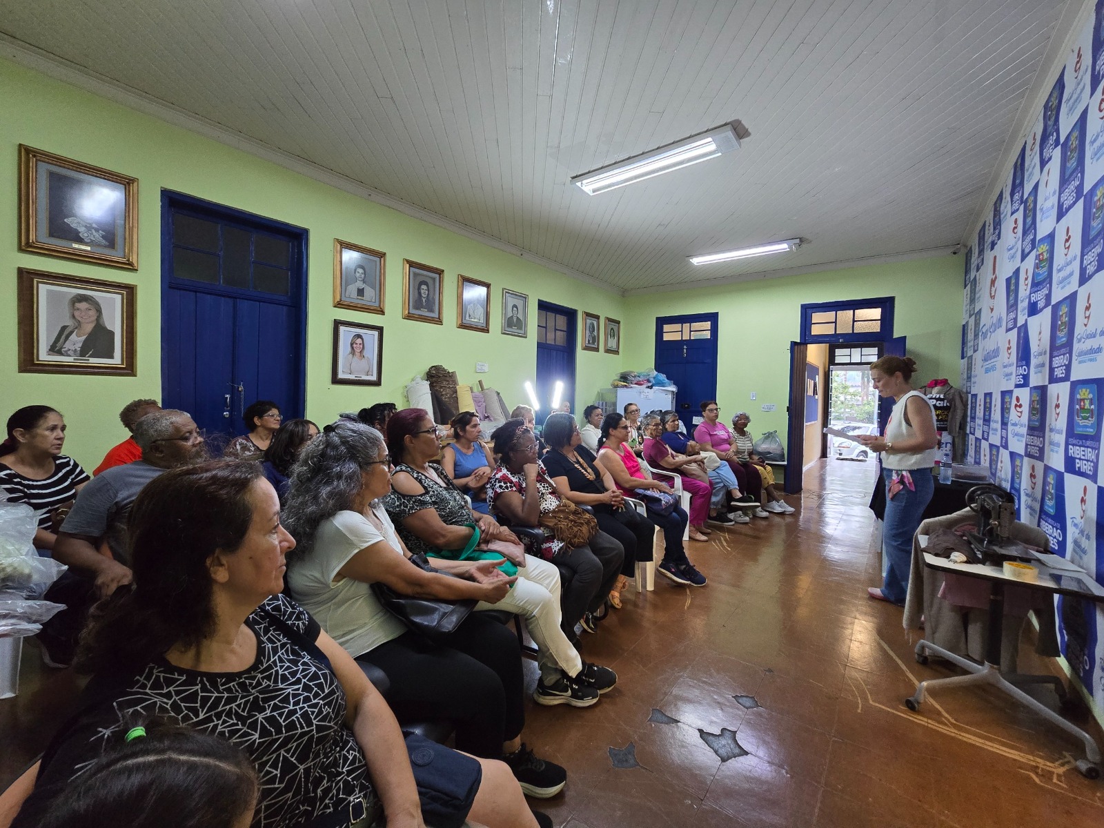 Oficina do Fundo Social de Ribeirão Pires capacita moradores e arrecada alimentos para famílias em vulnerabilidade