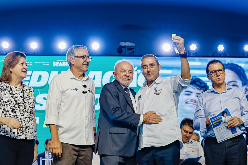 Voluntárias do projeto Fio Solidário confeccionam peças de crochê para bebês da rede municipal de Ribeirão Pires.