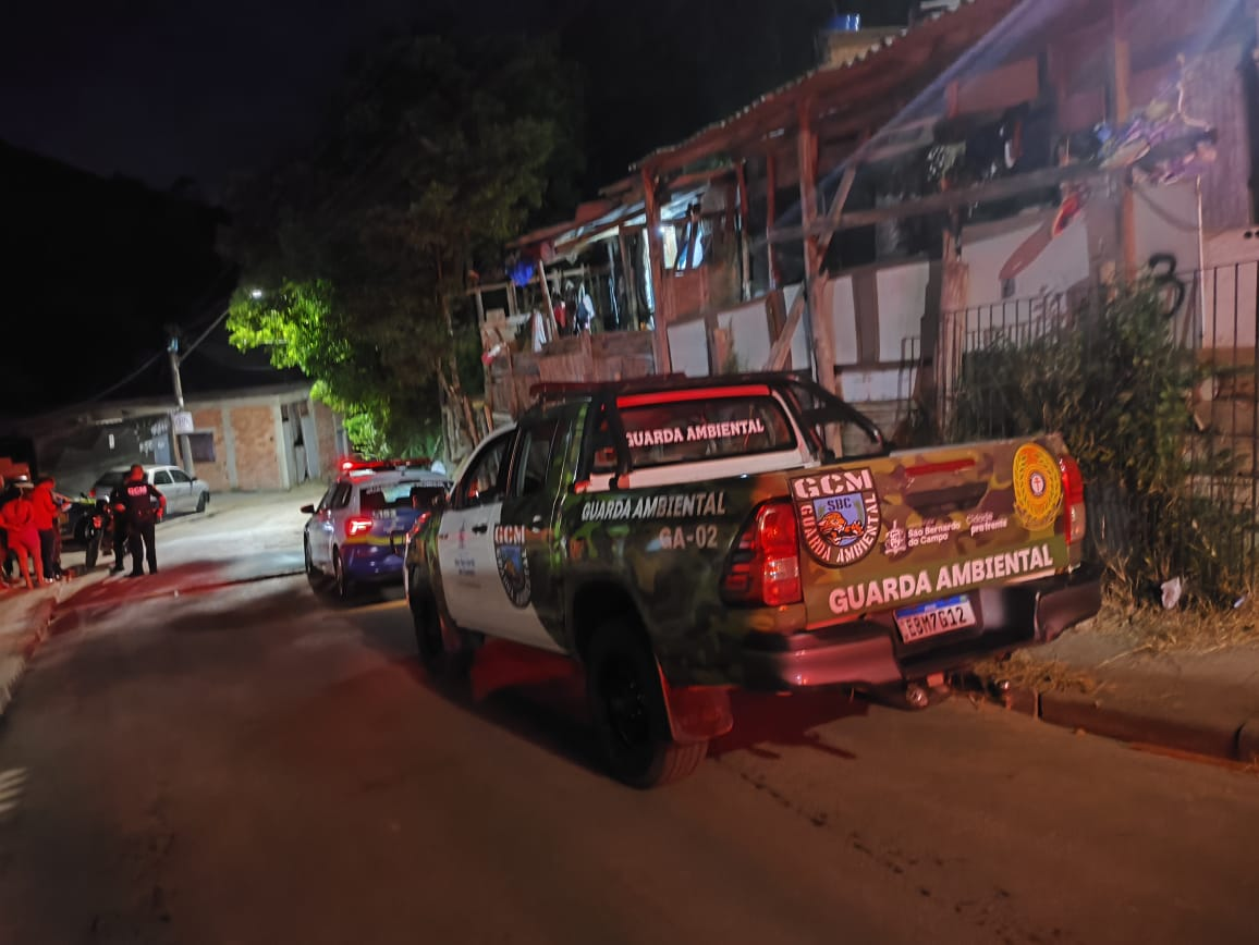 Após denúncia, GCM de São Bernardo embarga construção por movimentação irregular de terra no Montanhão