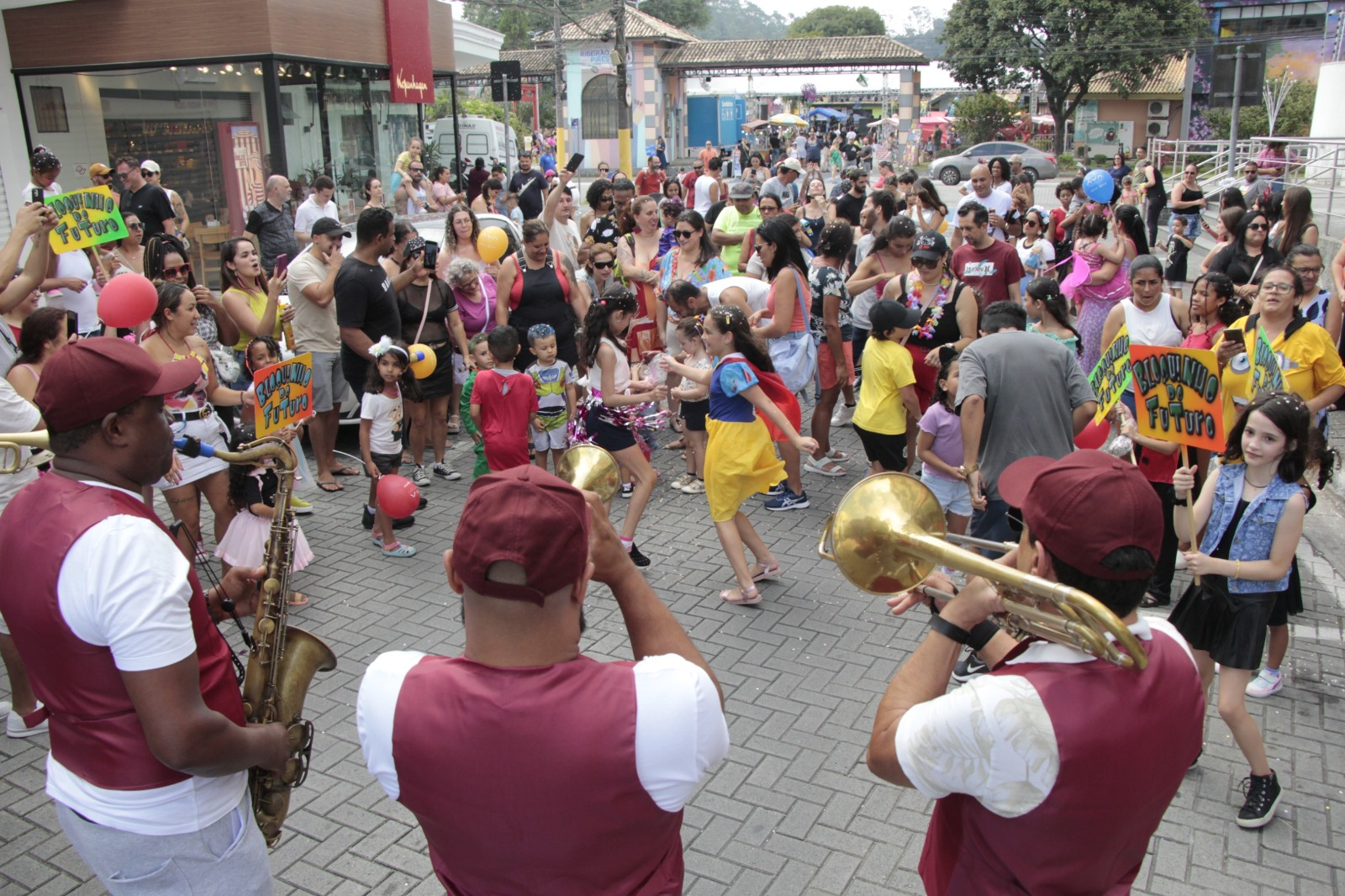 Prefeitura orienta público a levar cadeiras de praia ao Carnaval da Família neste domingo (8)