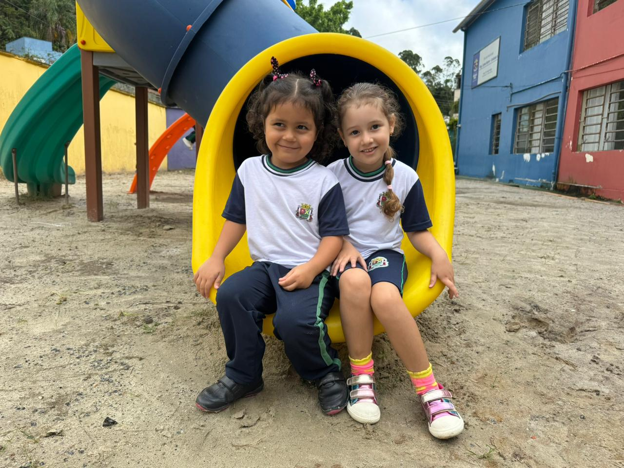 Prefeitura amplia espaços de lazer e aprendizagem com novos parquinhos nas escolas municipais