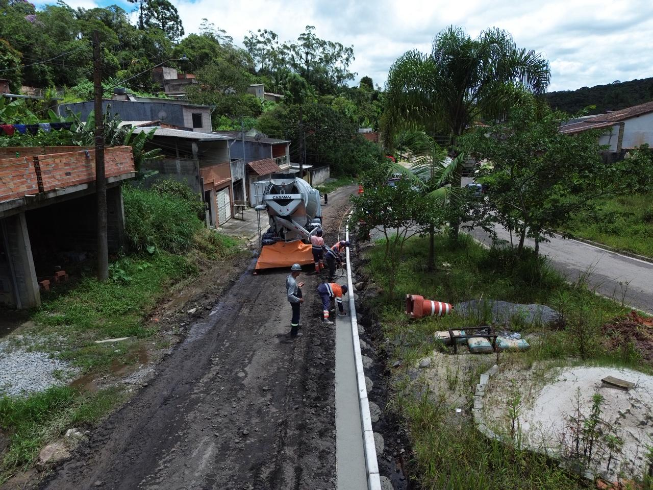 Obras de pavimentação avançam na Avenida Flórida, no Jardim Santista