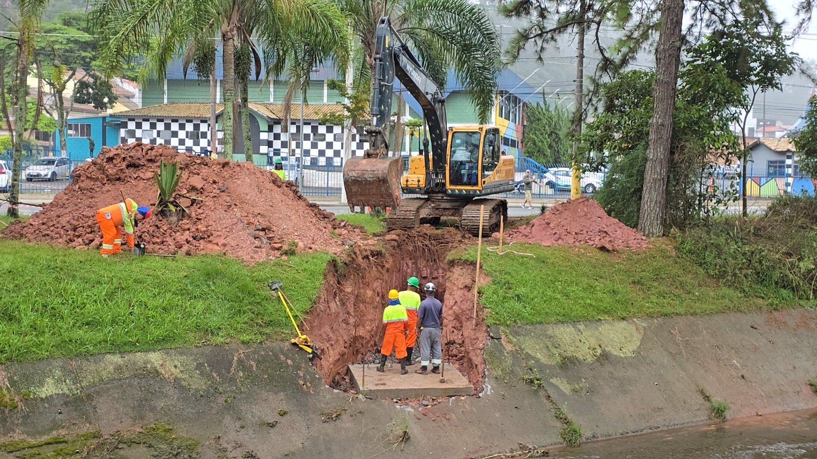 Obras do viaduto estaiado entram em nova etapa com instalação de drenagem na região central