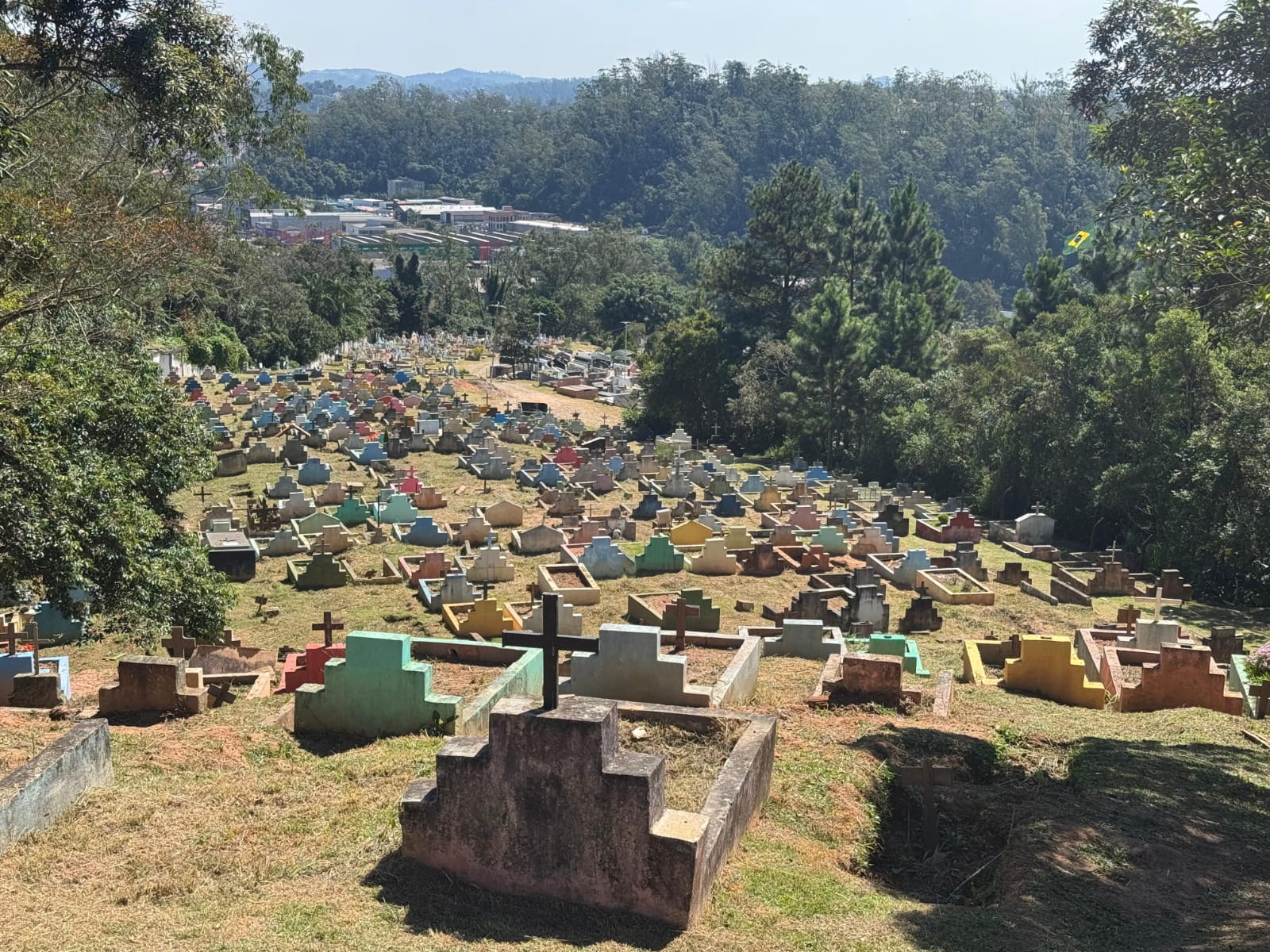 Ribeirão Pires realiza manutenção e limpeza no Cemitério Municipal São José