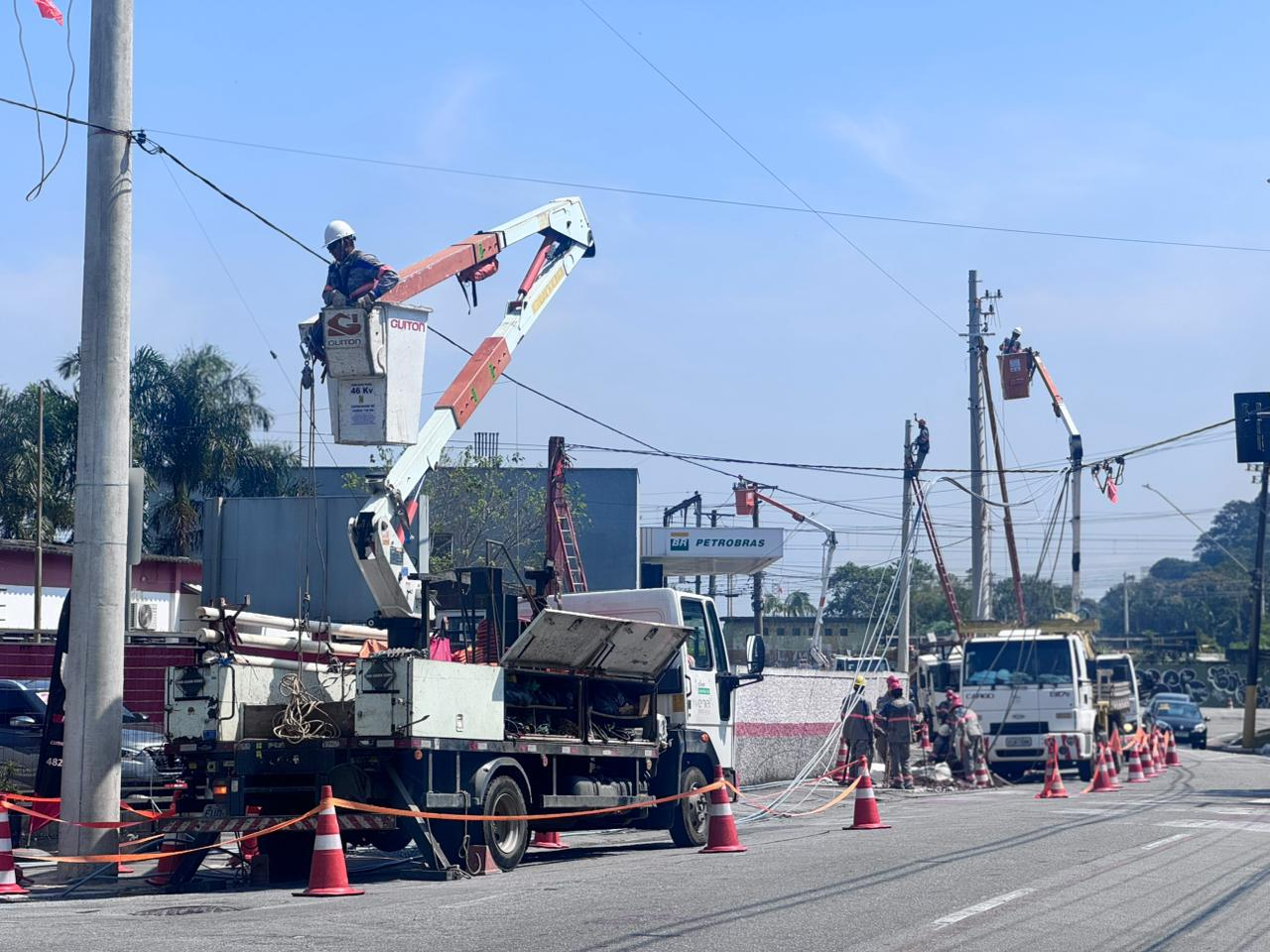 Enel inicia instalação de postes na Avenida Prefeito Valdírio Prisco, no entorno do viaduto estaiado em Ribeirão Pires