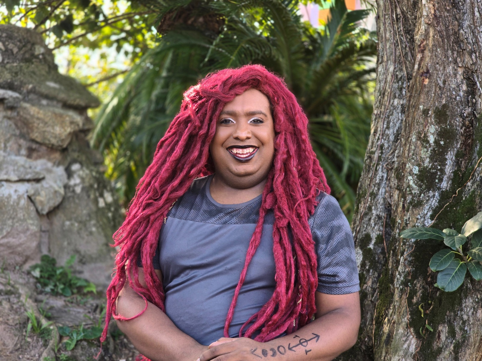 Orgulho de Ribeirão Pires: Alexya Manente, a artista que transforma palco em território de inclusão