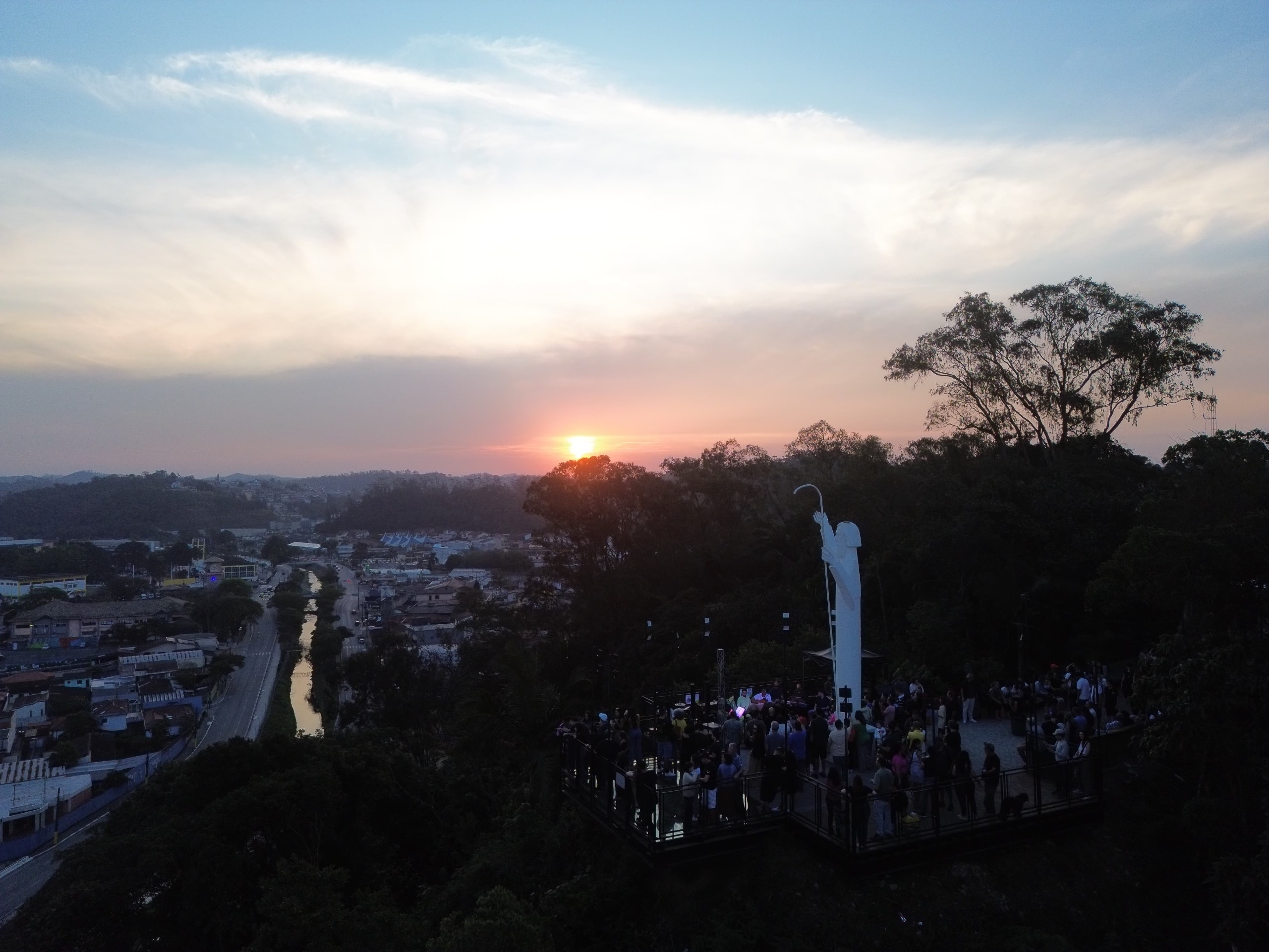 Feira “Ribeirão Feito à Mão” reúne cultura, gastronomia e música no Mirante São José neste domingo (29)