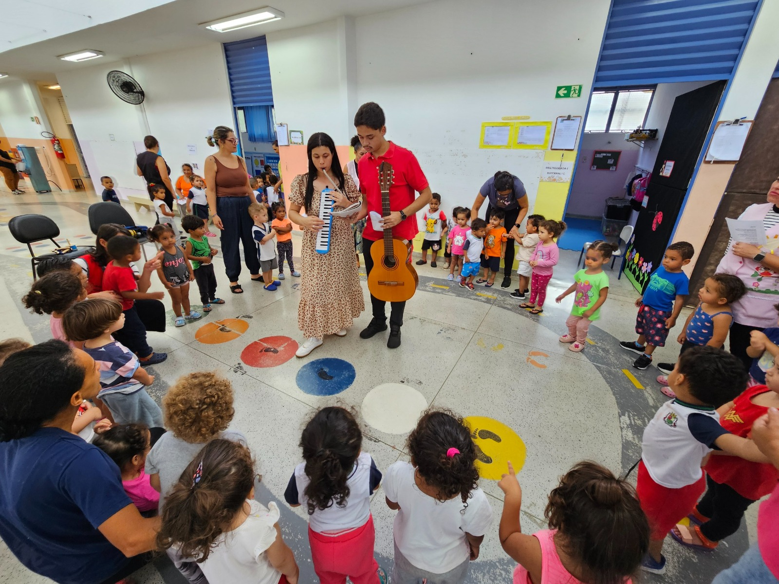 Música, movimento e afeto marcam ação especial com crianças do maternal em escola de Ribeirão Pires