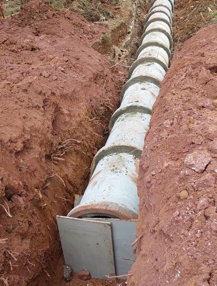 Ribeirão Pires instala tubulação para ampliar drenagem de águas pluviais na Rua Komoto Tadashi, em Ouro Fino