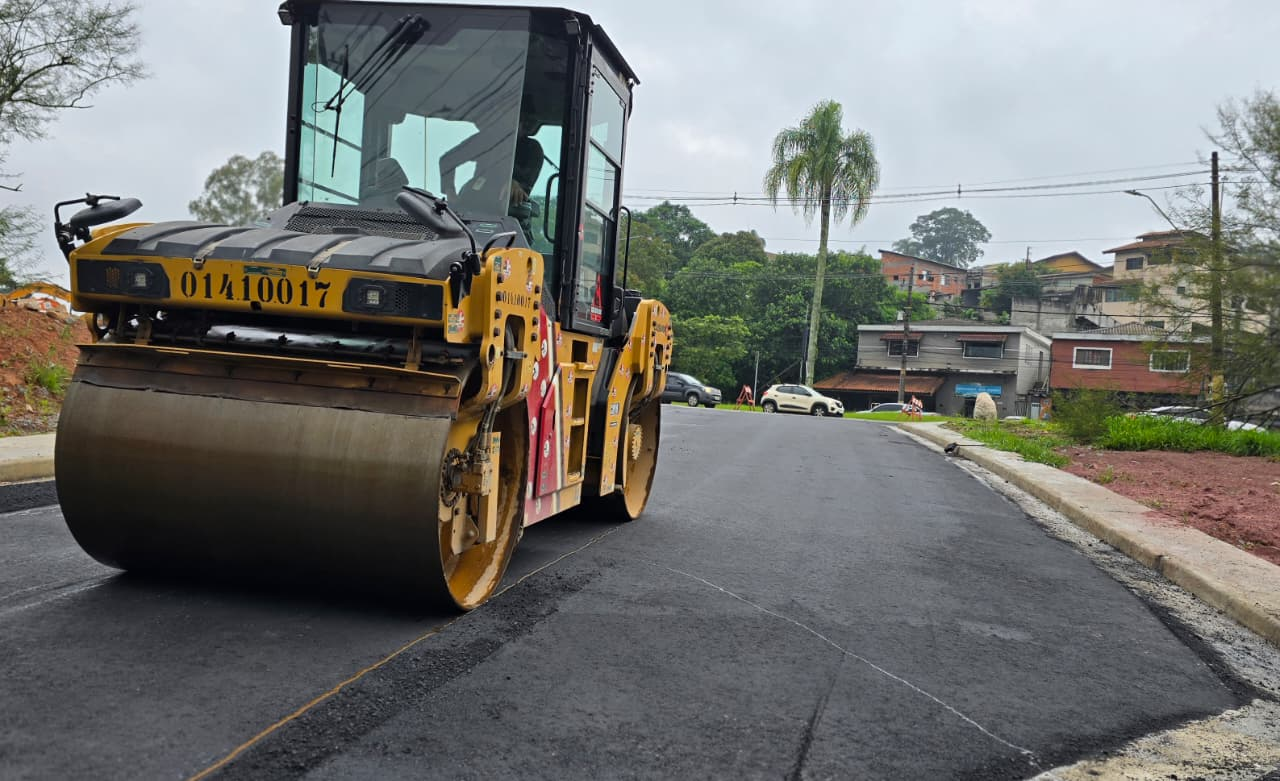 Ligação entre avenidas Santa Clara e Francisco Monteiro recebe última camada de asfalto em Ribeirão Pires