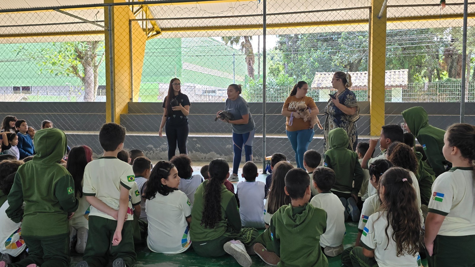 Estudantes da rede municipal de Ribeirão Pires aprendem sobre respeito aos animais em vivência cheia de afeto
