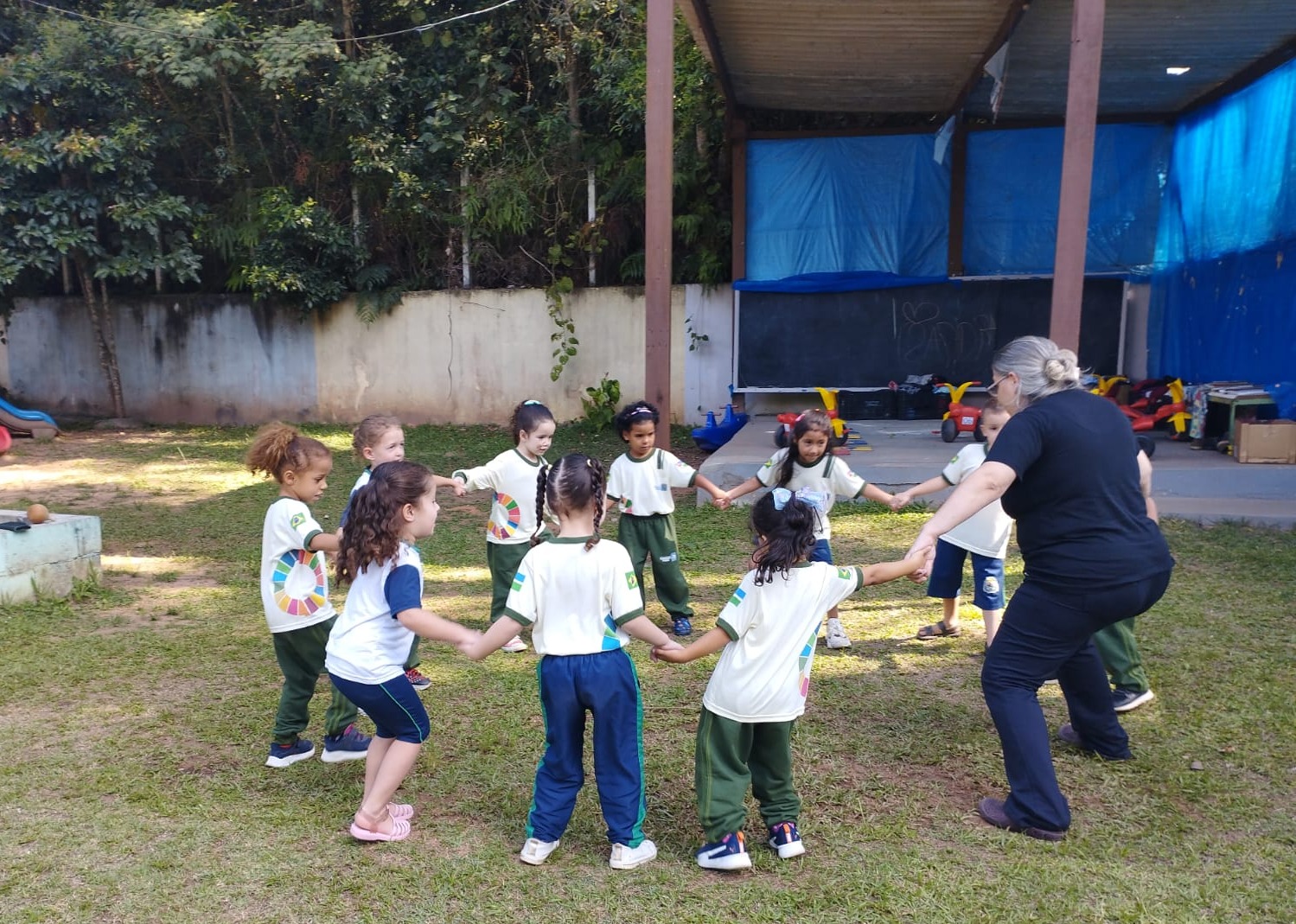 Vivências culturais aproximam crianças do universo indígena em escola do Pilar Velho