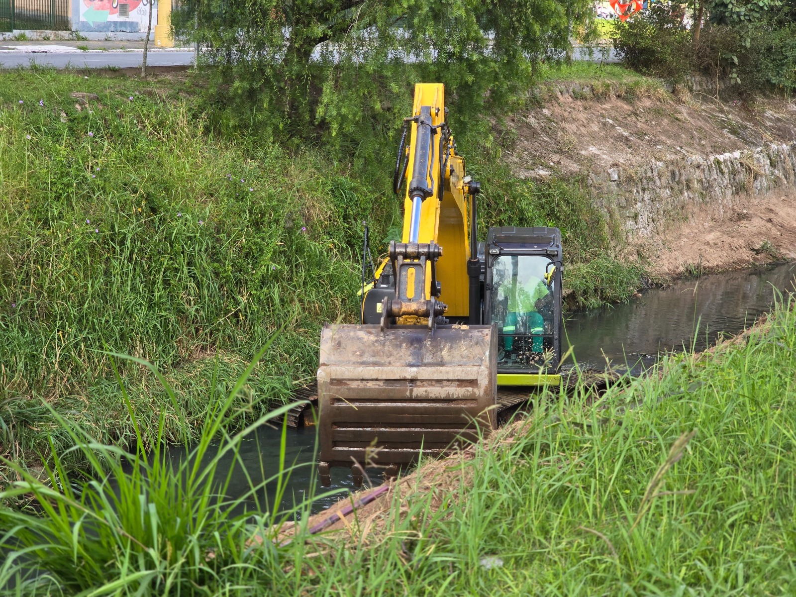 Ribeirão Pires inicia limpeza e desassoreamento do Córrego Ribeirão Grande