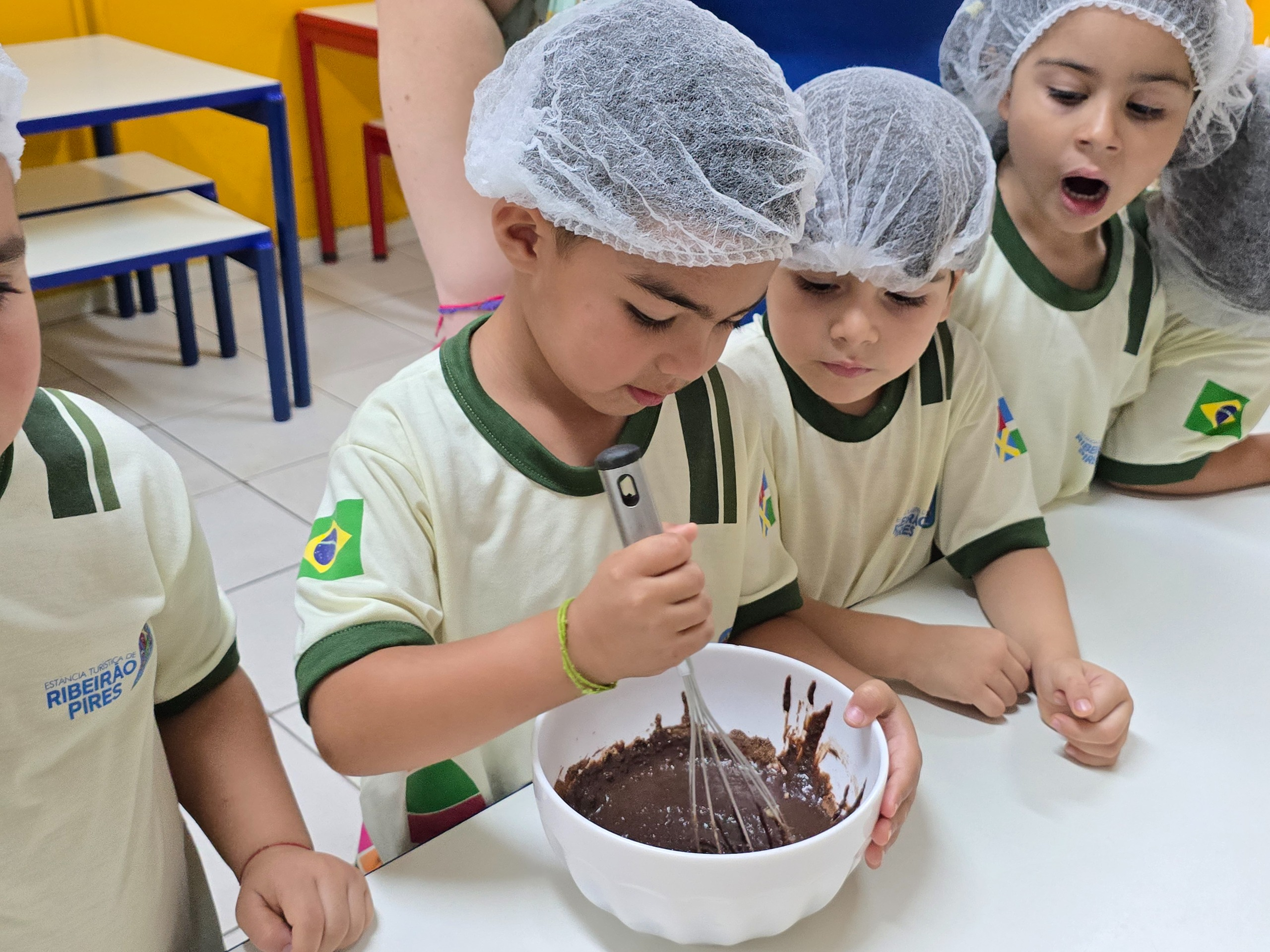 Páscoa Saudável transforma ingredientes em aprendizado em escola de Ribeirão Pires