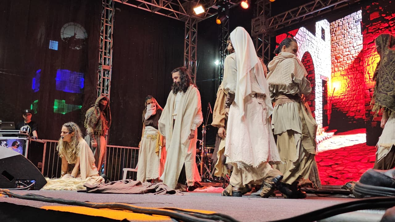 20ª Edição da Paixão de Cristo movimenta Paço Municipal de Ribeirão Pires com shows e encenação do grupo Jeová Nissi