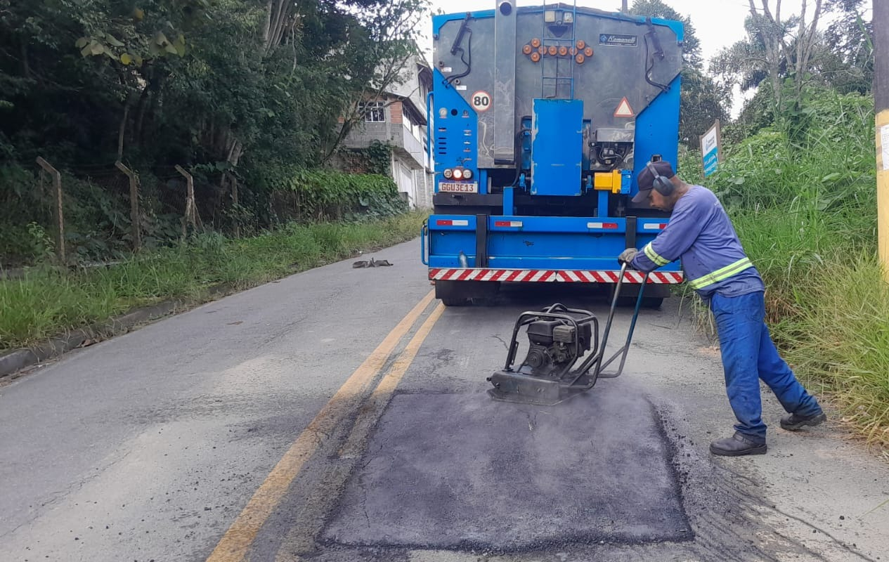 Zeladoria intensifica cata-bagulho e tapa-buraco em mais de 20 vias nesta sexta (10)