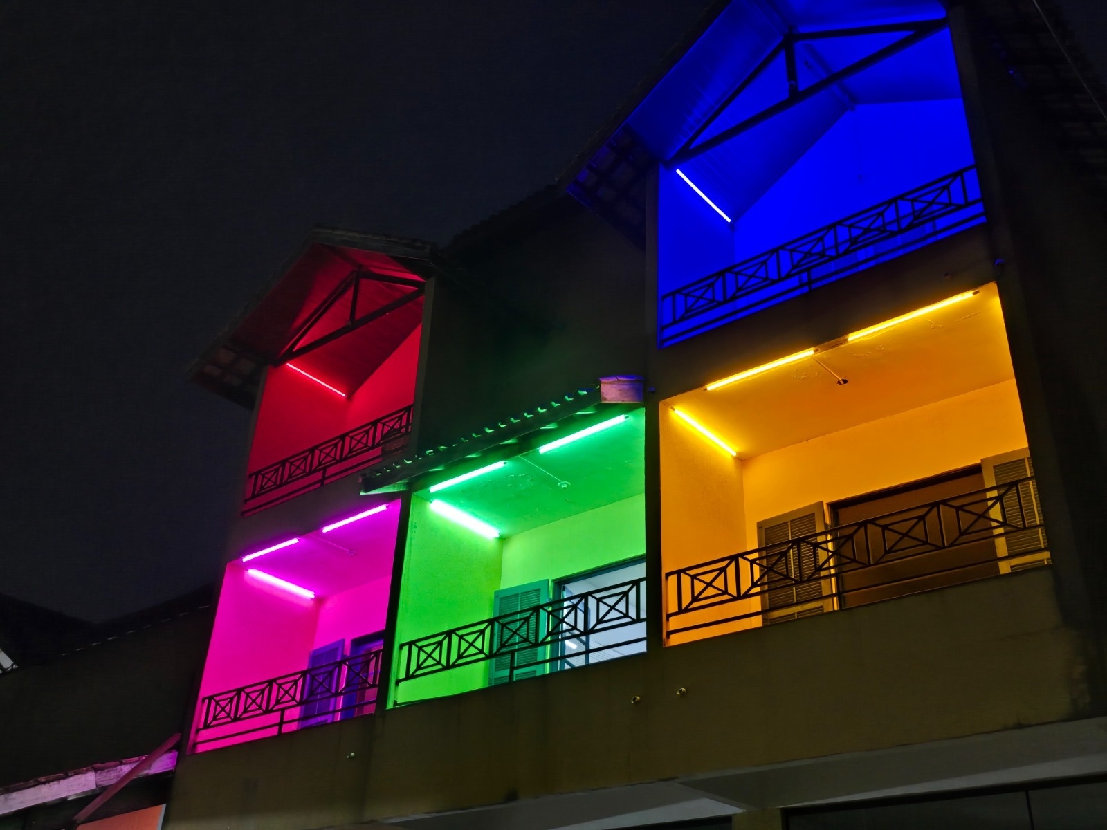 Varandas da Escola Municipal de Artes de Ribeirão Pires (EMARP) ganham nova iluminação cênica colorida para apresentações culturais
