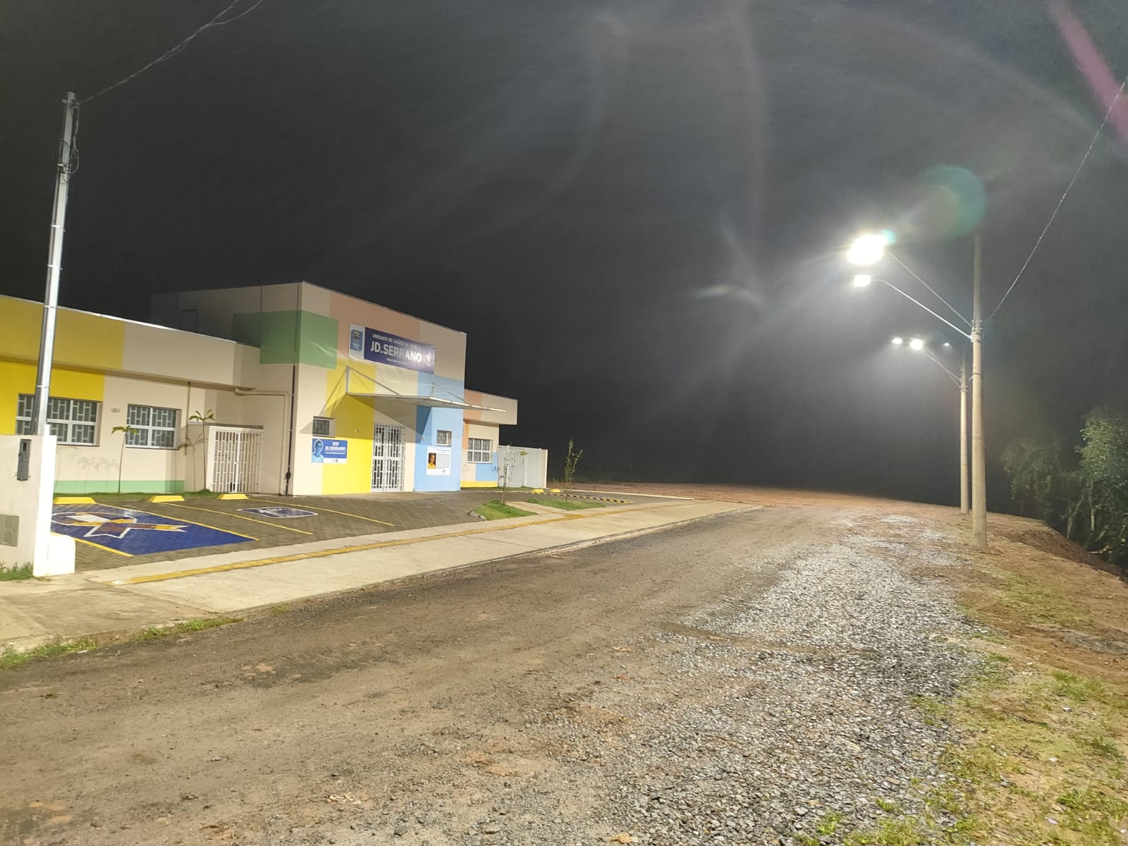 Nova iluminação no entorno da USF Jardim Serrano reforça segurança de moradores e fiéis no Monte de Oração
