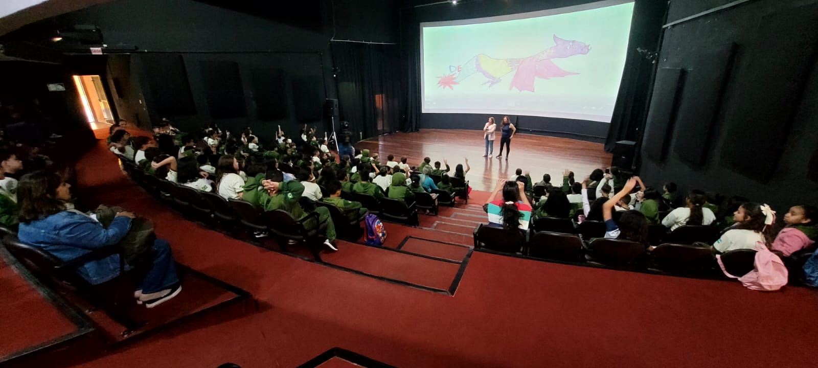 Alunos da rede municipal de Ribeirão Pires participam de sessão de cinema no Anfiteatro Arquimedes Ribeiro