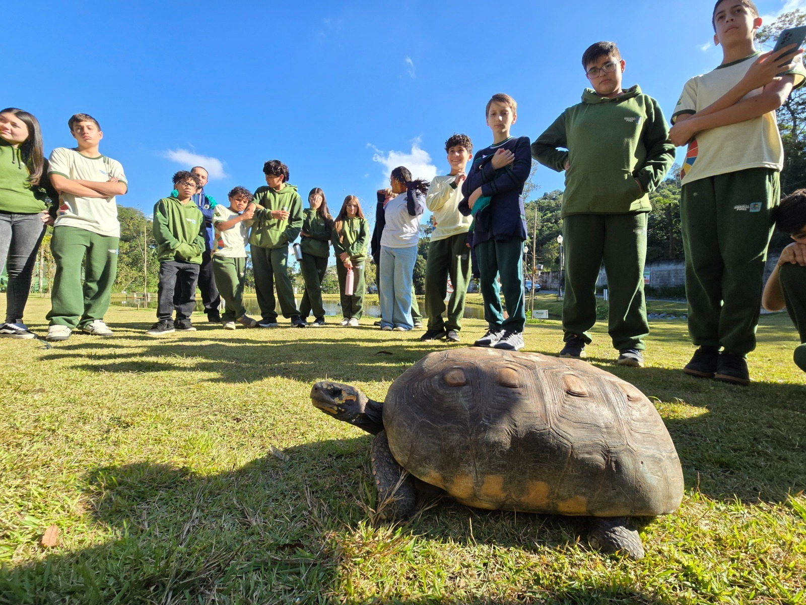 Alunos da Escola Municipal Professor Sebastião Vayego de Carvalho participam de atividade de educação ambiental no Lago Boa Sorte