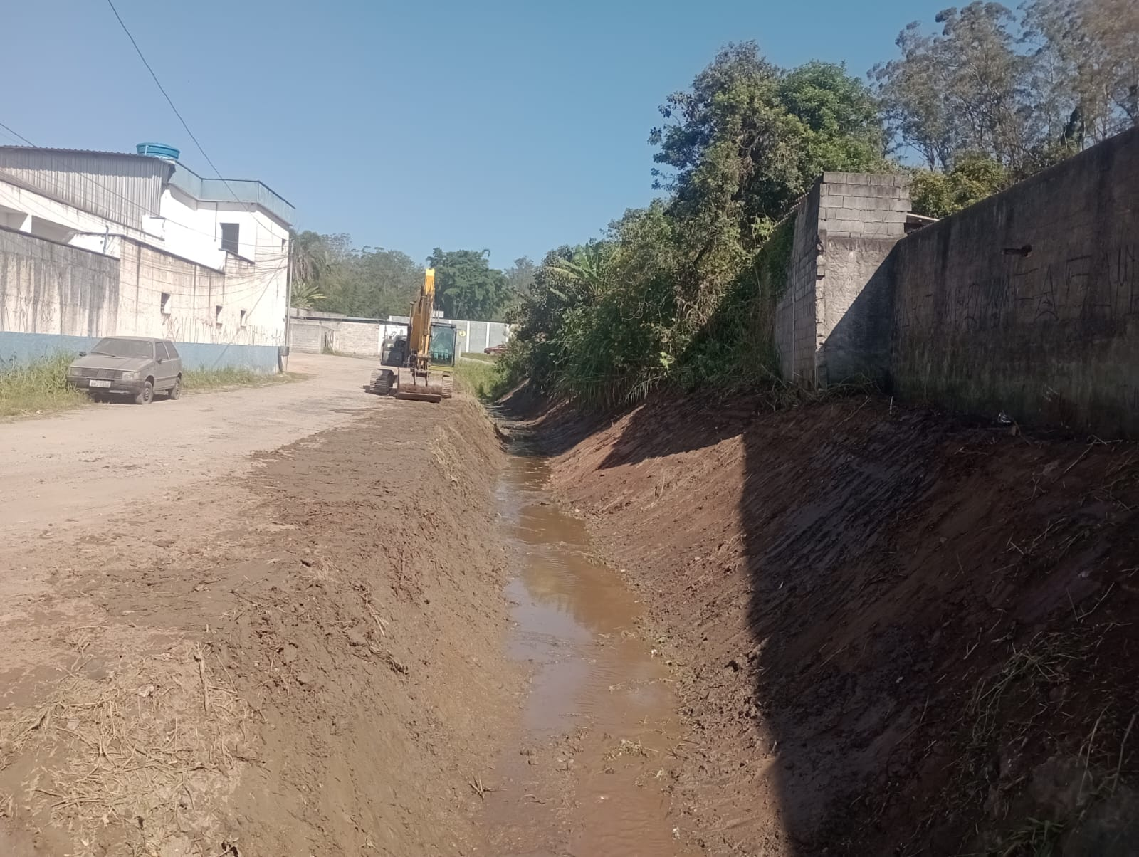 Limpeza de córrego no Roncon integra ações de zeladoria em Ribeirão Pires