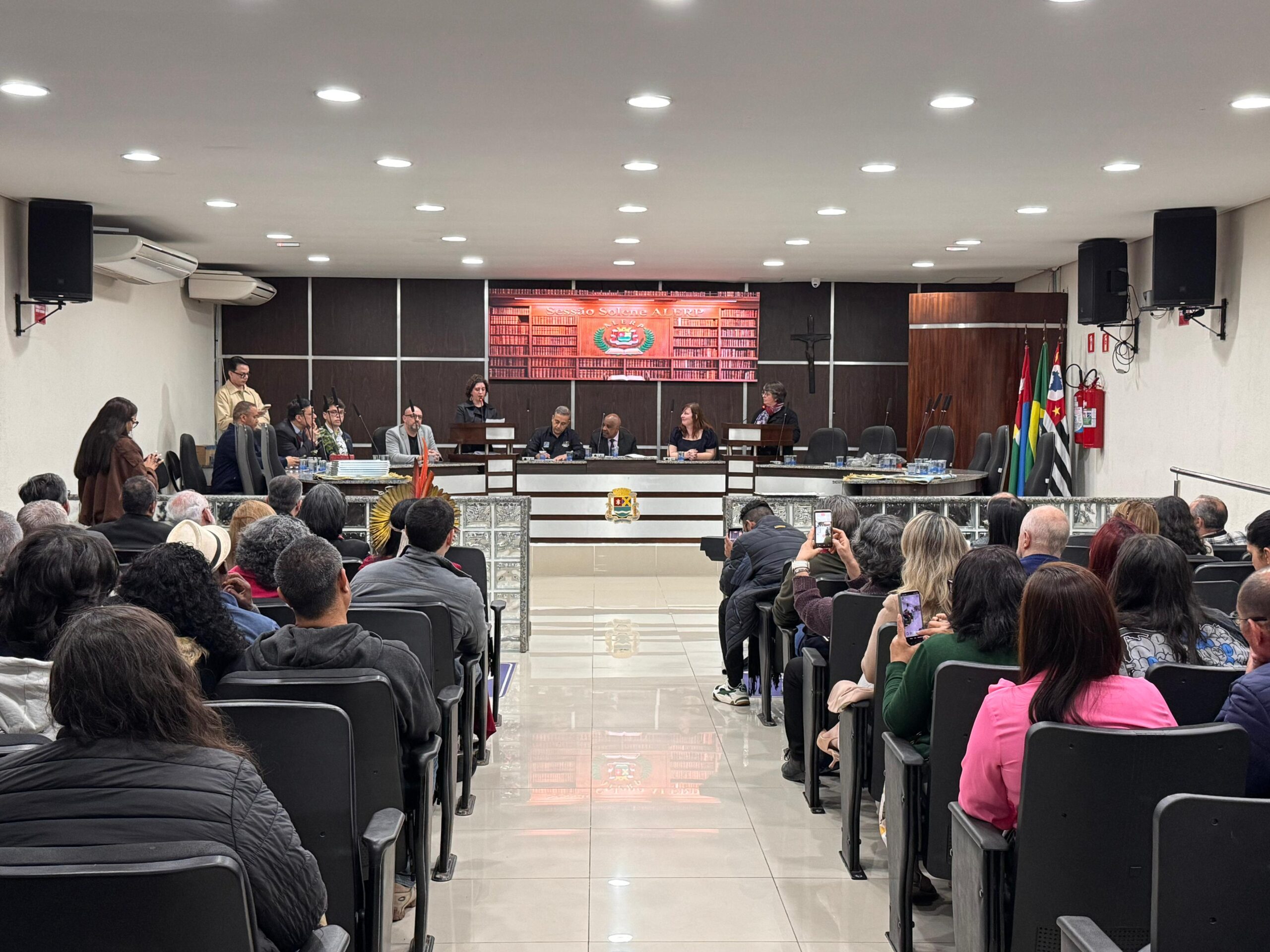 Academia de Letras de Ribeirão Pires empossa membros fundadores em cerimônia solene