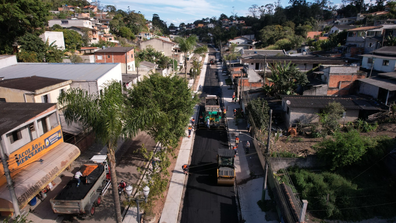 Ribeirão Pires inicia camada final de asfalto na Avenida Flórida, em Ouro Fino