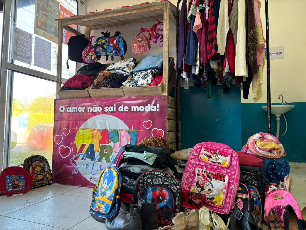 Varal Solidário leva roupas e calçados gratuitos à USF Centro