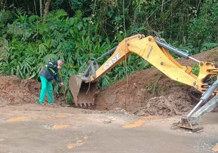 Prefeitura de Ribeirão Pires reforça limpeza, capinação e manutenção urbana em Ouro Fino