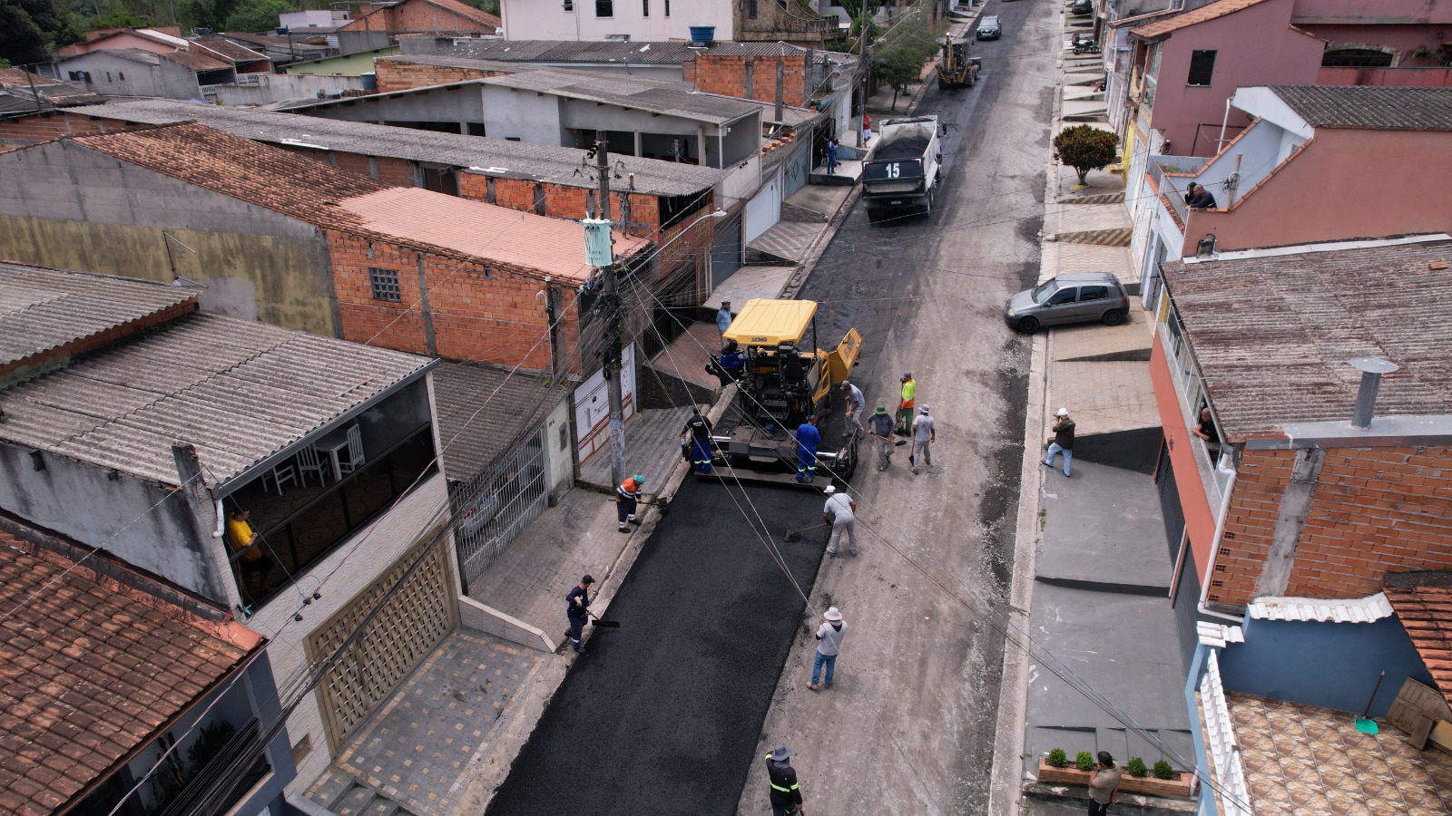 Ribeirão Pires inicia aplicação de asfalto na Rua Luiz Botacin, no Parque Aliança
